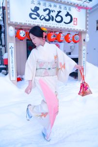 Áo Yukata Trắng Hồng Hoạ Tiết Bướm Nhẹ Nhàng