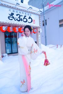 Áo Yukata Trắng Hồng Hoạ Tiết Bướm Nhẹ Nhàng