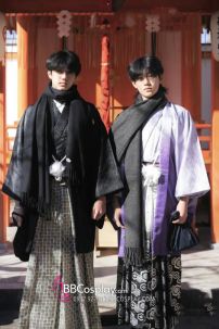 Đồ Hakama Sọc Trắng Đen Kèm Haori Đen Có Gia Huy Hình Lông Vũ Diều Hâu