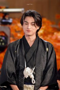 Đồ Hakama Sọc Trắng Đen Kèm Haori Đen Có Gia Huy Hình Lông Vũ Diều Hâu
