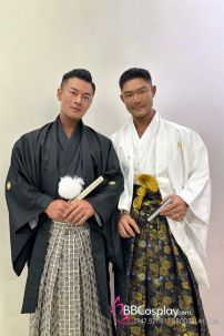Đồ Hakama Sọc Trắng Đen Kèm Haori Đen Có Gia Huy Hình Lông Vũ Diều Hâu
