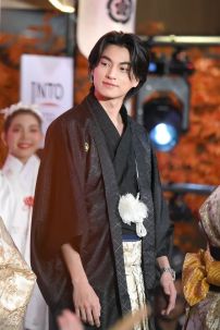 Đồ Hakama Sọc Trắng Đen Kèm Haori Đen Có Gia Huy Hình Lông Vũ Diều Hâu