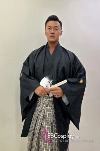 Đồ Hakama Sọc Trắng Đen Kèm Haori Đen Có Gia Huy Hình Lông Vũ Diều Hâu