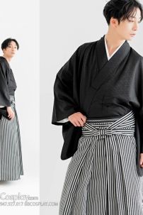 Đồ Hakama Sọc Trắng Đen Kèm Haori Đen Có Gia Huy Hình Lông Vũ Diều Hâu