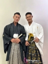 Trang Phục Hakama Sọc Trắng Đen Kèm Haori Đen Có Gia Huy Hình Lông Vũ Diều Hâu