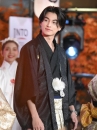 Trang Phục Hakama Sọc Trắng Đen Kèm Haori Đen Có Gia Huy Hình Lông Vũ Diều Hâu