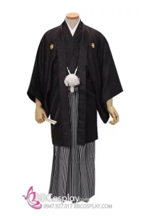 Trang Phục Hakama Sọc Trắng Đen Kèm Haori Đen Có Gia Huy Hình Lông Vũ Diều Hâu