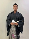 Trang Phục Hakama Sọc Trắng Đen Kèm Haori Đen Có Gia Huy Hình Lông Vũ Diều Hâu