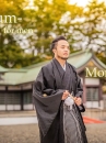 Trang Phục Hakama Sọc Trắng Đen Kèm Haori Đen Có Gia Huy Hình Lông Vũ Diều Hâu