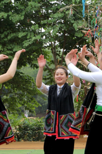 Trang Phục Dân Tộc Thái Áo Trắng Ren Tay Lỡ Váy Đen Nhung