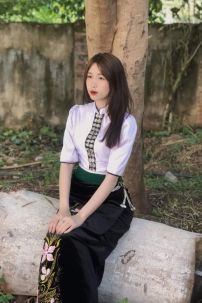 Trang Phục Dân Tộc Thái Áo Trắng Ren Tay Lỡ Váy Đen Nhung