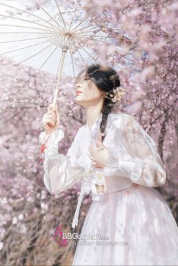 Hanbok Hàn Quốc Hiện Đại Áo Trắng Váy Hoa