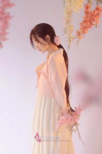 Hanbok Hàn Quốc Hiện Đại Áo Hồng Váy Trắng Pastel