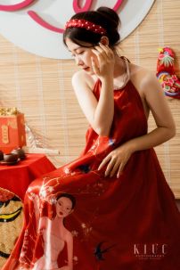 Đầm Yếm Đỏ Váy Xếp Ly Trắng Chụp Ảnh Tứ Thân - Hoạ Tiết Cô Gái Và Mùa Xuân