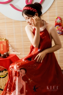 Đầm Yếm Đỏ Váy Xếp Ly Trắng Chụp Ảnh Tứ Thân - Hoạ Tiết Cô Gái Và Mùa Xuân