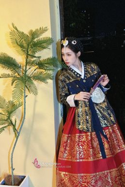 Hanbok Hoàng Cung Hàn Quốc - Áo Đen Váy Đỏ