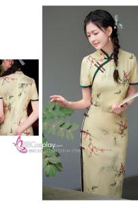 Sườn Xám Dáng Dài Xanh Màu Kem Nền Hoa Đào Viền Xanh Lá