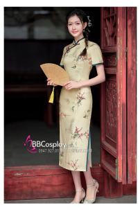 Sườn Xám Dáng Dài Xanh Màu Kem Nền Hoa Đào Viền Xanh Lá