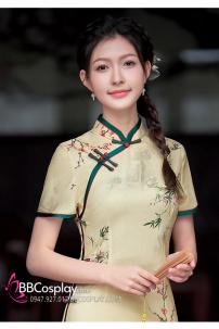 Sườn Xám Dáng Dài Xanh Màu Kem Nền Hoa Đào Viền Xanh Lá