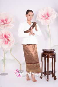 Đồ Khmer Áo Trắng Váy Gấm Nâu Kèm Khăn Vai