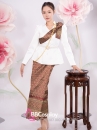 Trang Phục Khmer Áo Trắng Váy Gấm Nâu Kèm Khăn Vai