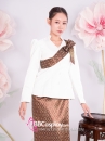 Trang Phục Khmer Áo Trắng Váy Gấm Nâu Kèm Khăn Vai