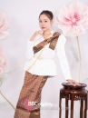 Trang Phục Khmer Áo Trắng Váy Gấm Nâu Kèm Khăn Vai