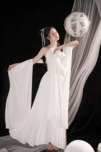 Đồ Yếm Trắng Chị Hằng Thưởng Nguyệt