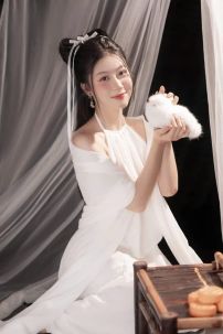 Đồ Yếm Trắng Chị Hằng Thưởng Nguyệt