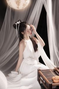 Đồ Yếm Trắng Chị Hằng Thưởng Nguyệt