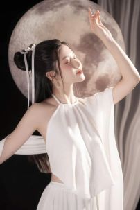 Đồ Yếm Trắng Chị Hằng Thưởng Nguyệt