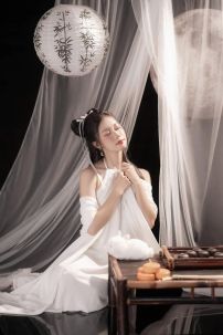 Đồ Yếm Trắng Chị Hằng Thưởng Nguyệt