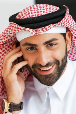 Trang Phục Truyền Thống Của UAE - Khăn Đội Đầu Đỏ