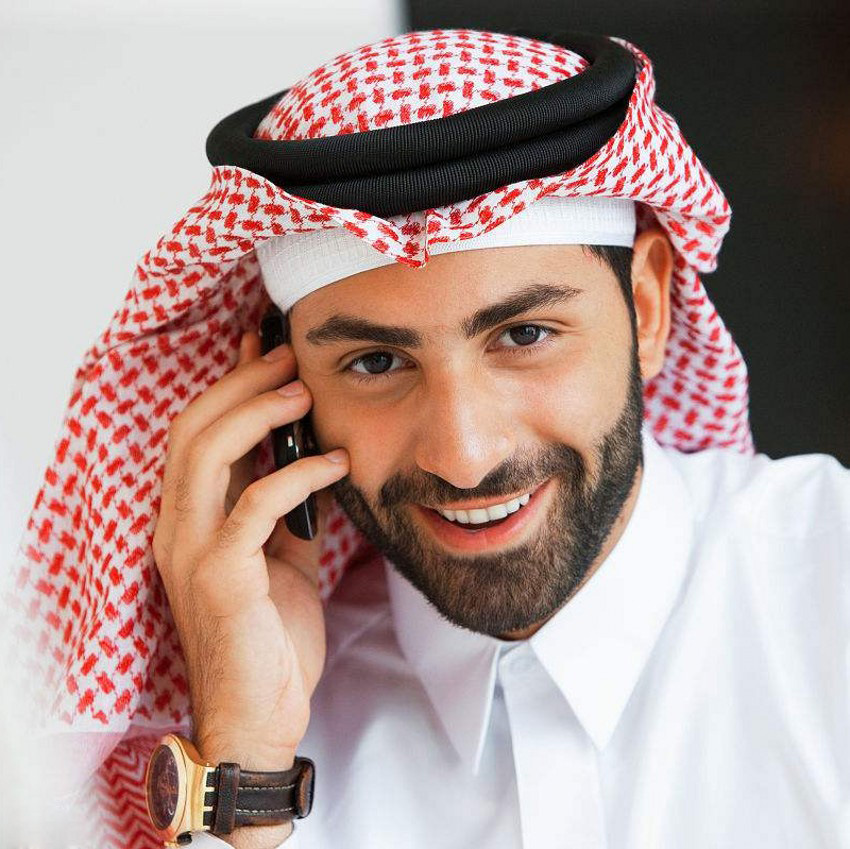 Trang Phục Truyền Thống Của UAE - Khăn Đội Đầu Đỏ