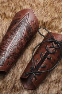 Giáp Tay Chiến Binh Khắc Hoa Văn Hiệp Sĩ - Màu Nâu Sáng