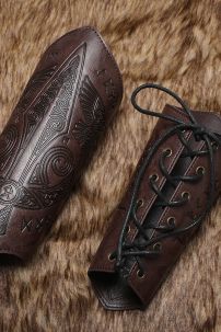 Giáp Tay Chiến Binh Khắc Hoa Văn Hiệp Sĩ - Màu Nâu Đậm