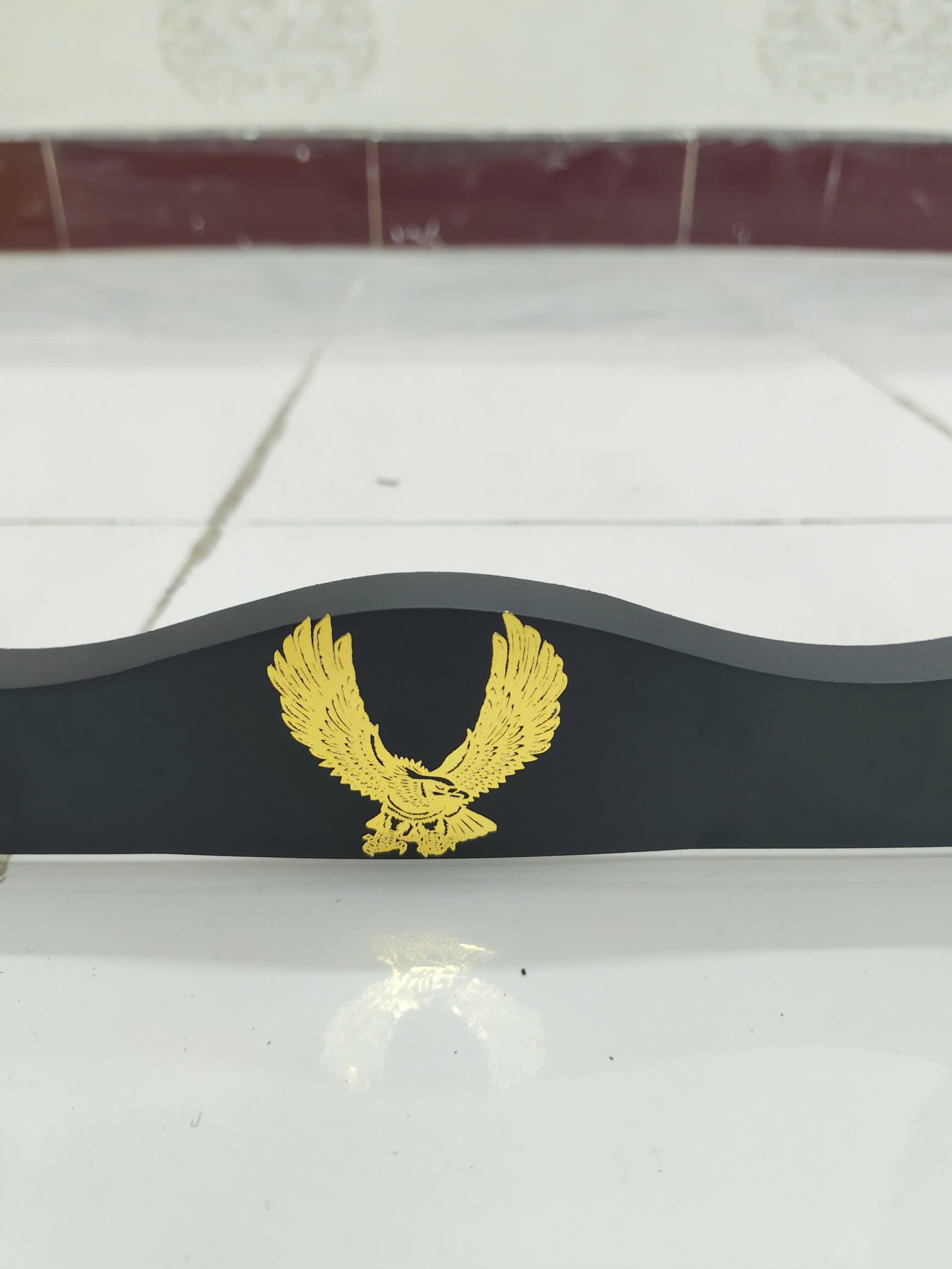 Giá Để Kiếm Gỗ Để Bàn Lót Nhung 1 Tầng Hình Đại Bàng Mạ Vàng