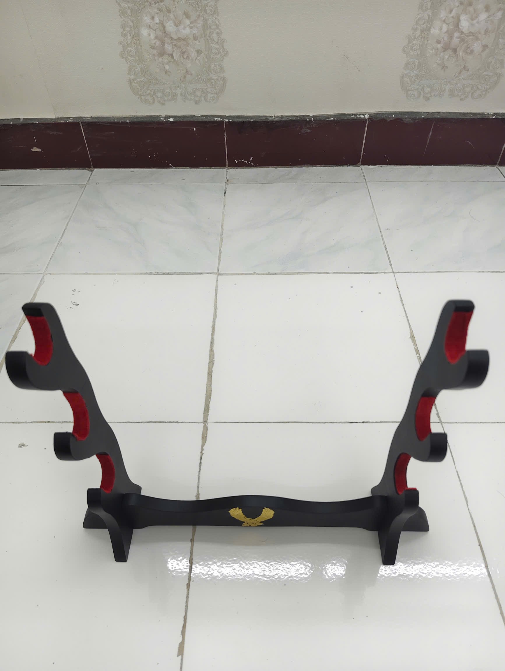 Giá Để Kiếm Gỗ Để Bàn Lót Nhung 1 Tầng Hình Đại Bàng Mạ Vàng