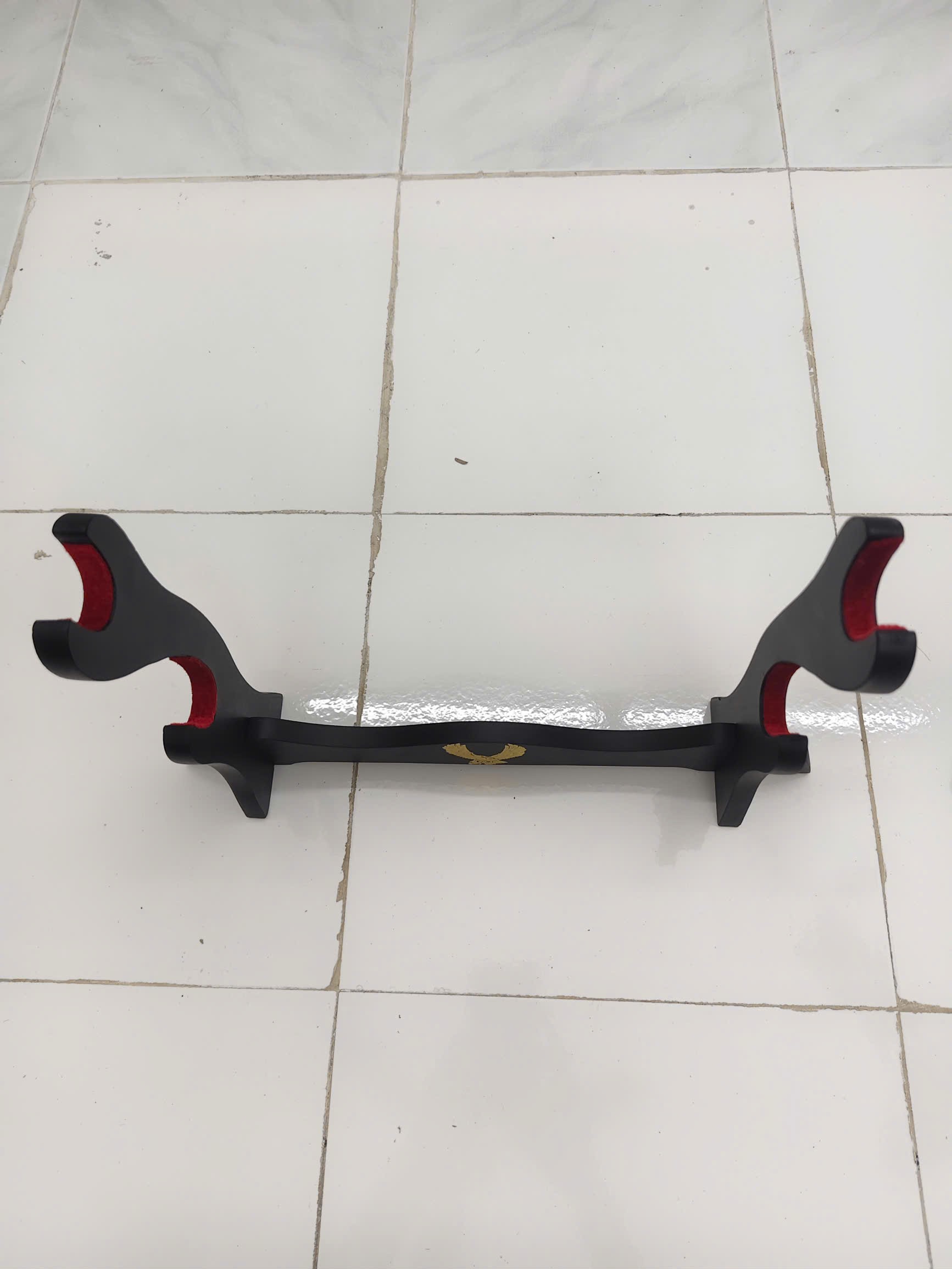 Giá Để Kiếm Gỗ Để Bàn Lót Nhung 2 Tầng Hình Đại Bàng Mạ Vàng