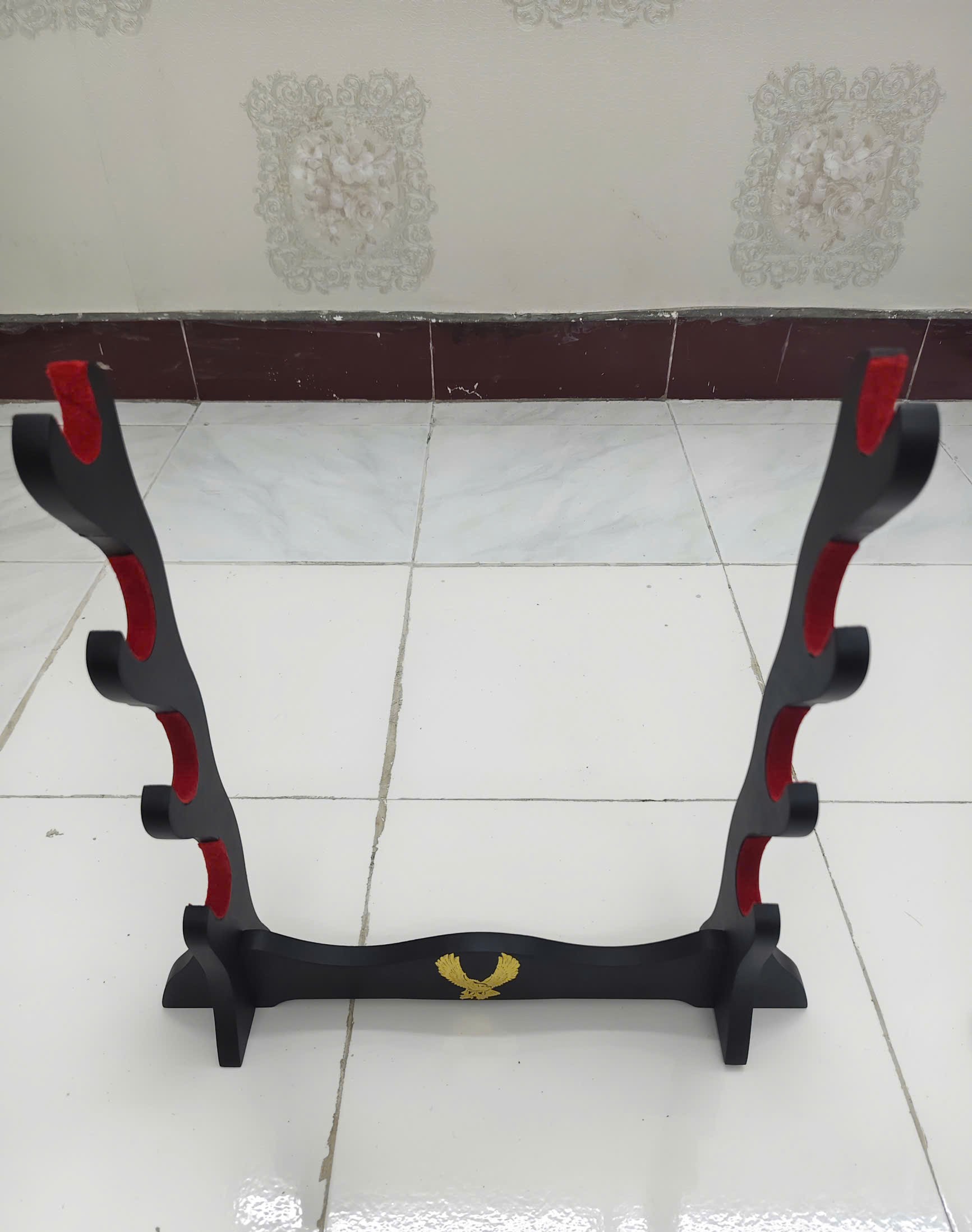 Giá Để Kiếm Gỗ Để Bàn Lót Nhung 2 Tầng Hình Đại Bàng Mạ Vàng