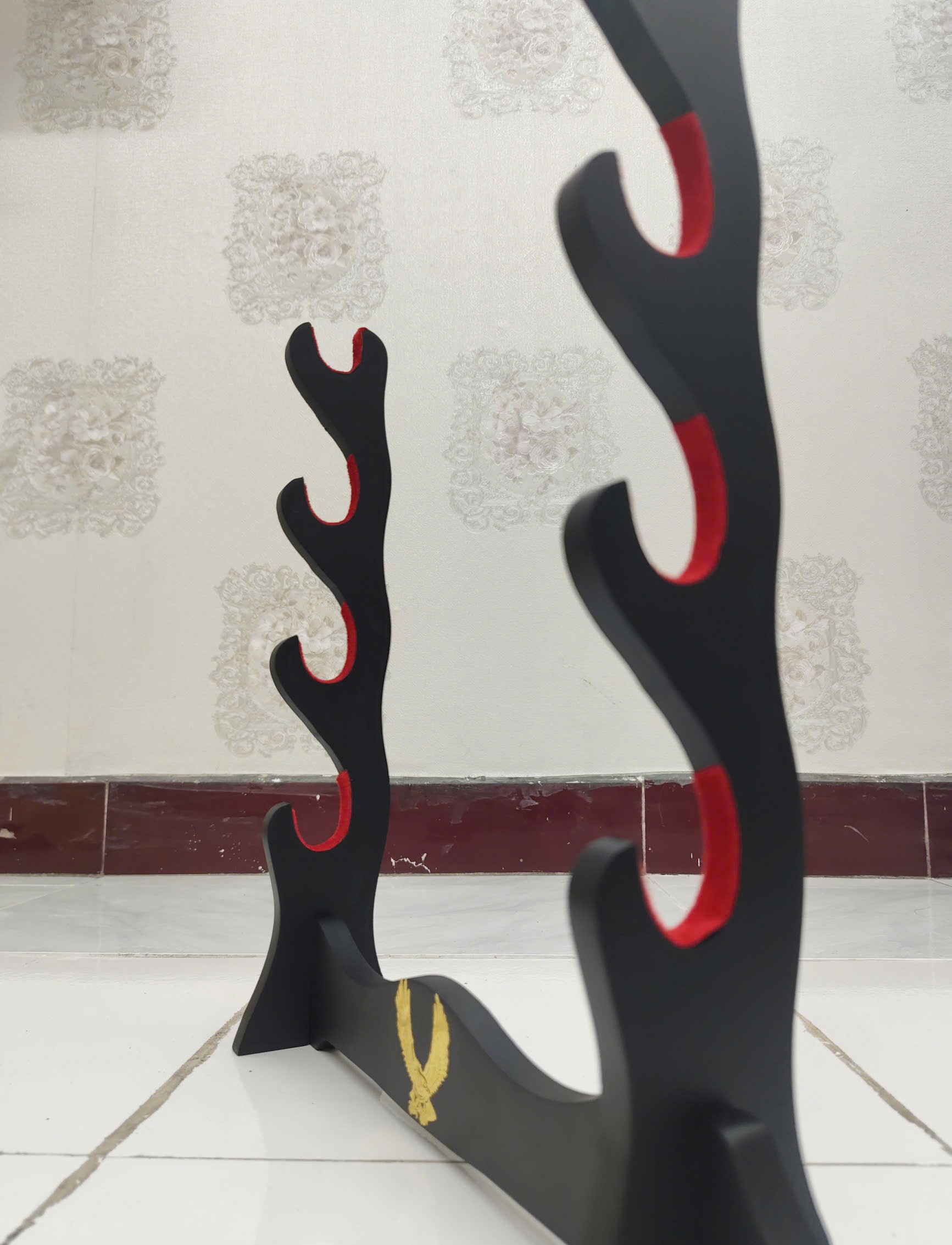 Giá Để Kiếm Gỗ Để Bàn Lót Nhung 2 Tầng Hình Đại Bàng Mạ Vàng