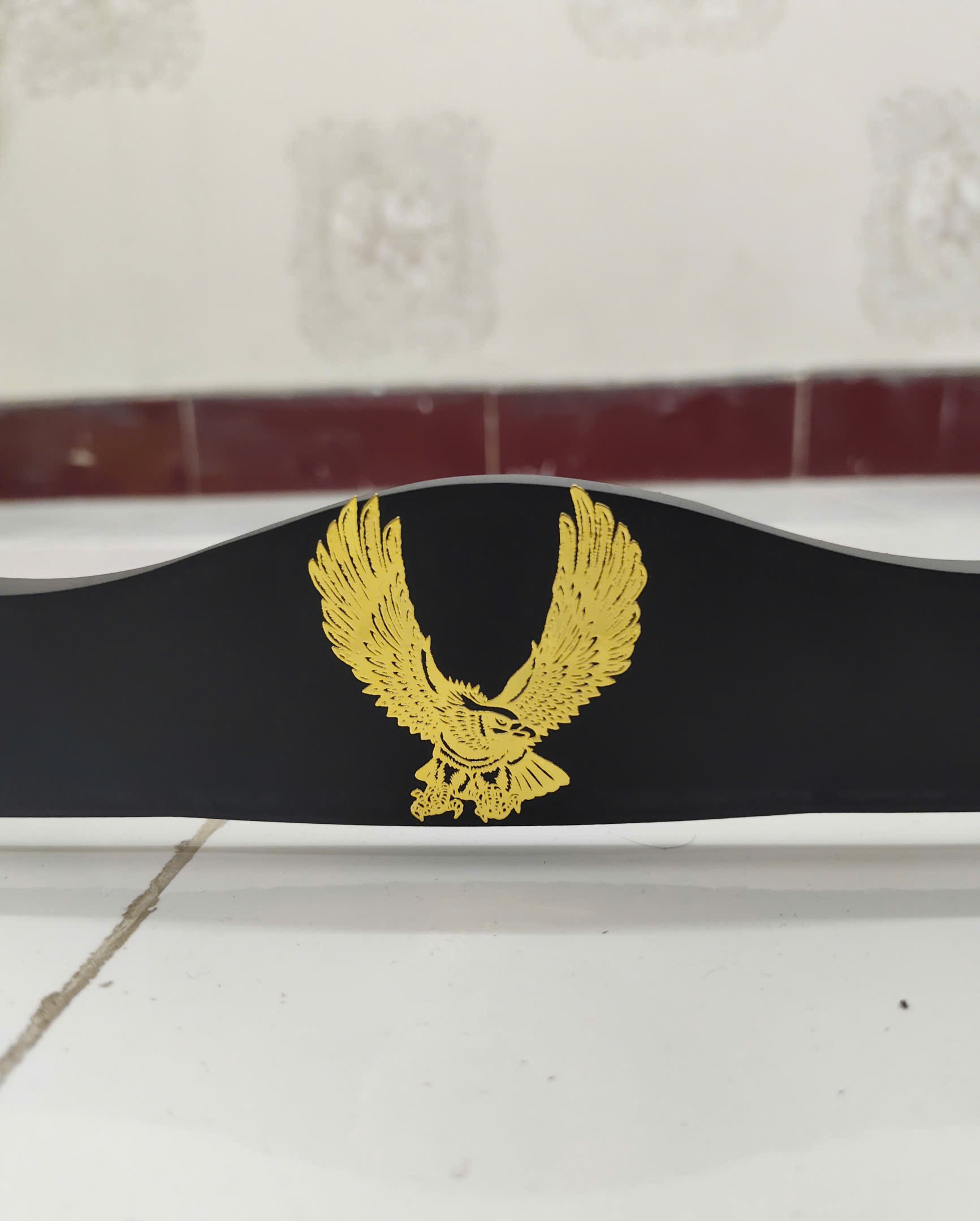 Giá Để Kiếm Gỗ Để Bàn Lót Nhung 2 Tầng Hình Đại Bàng Mạ Vàng