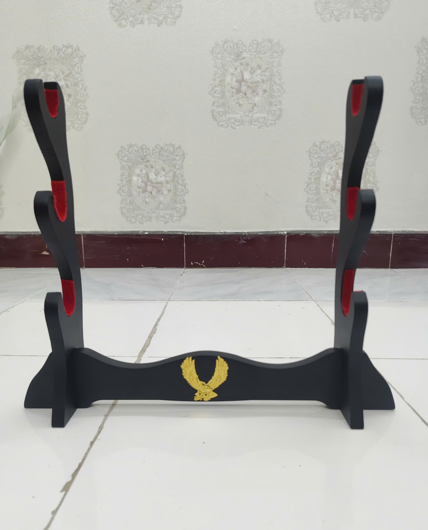 Giá Để Kiếm Gỗ Để Bàn Lót Nhung 2 Tầng Hình Đại Bàng Mạ Vàng