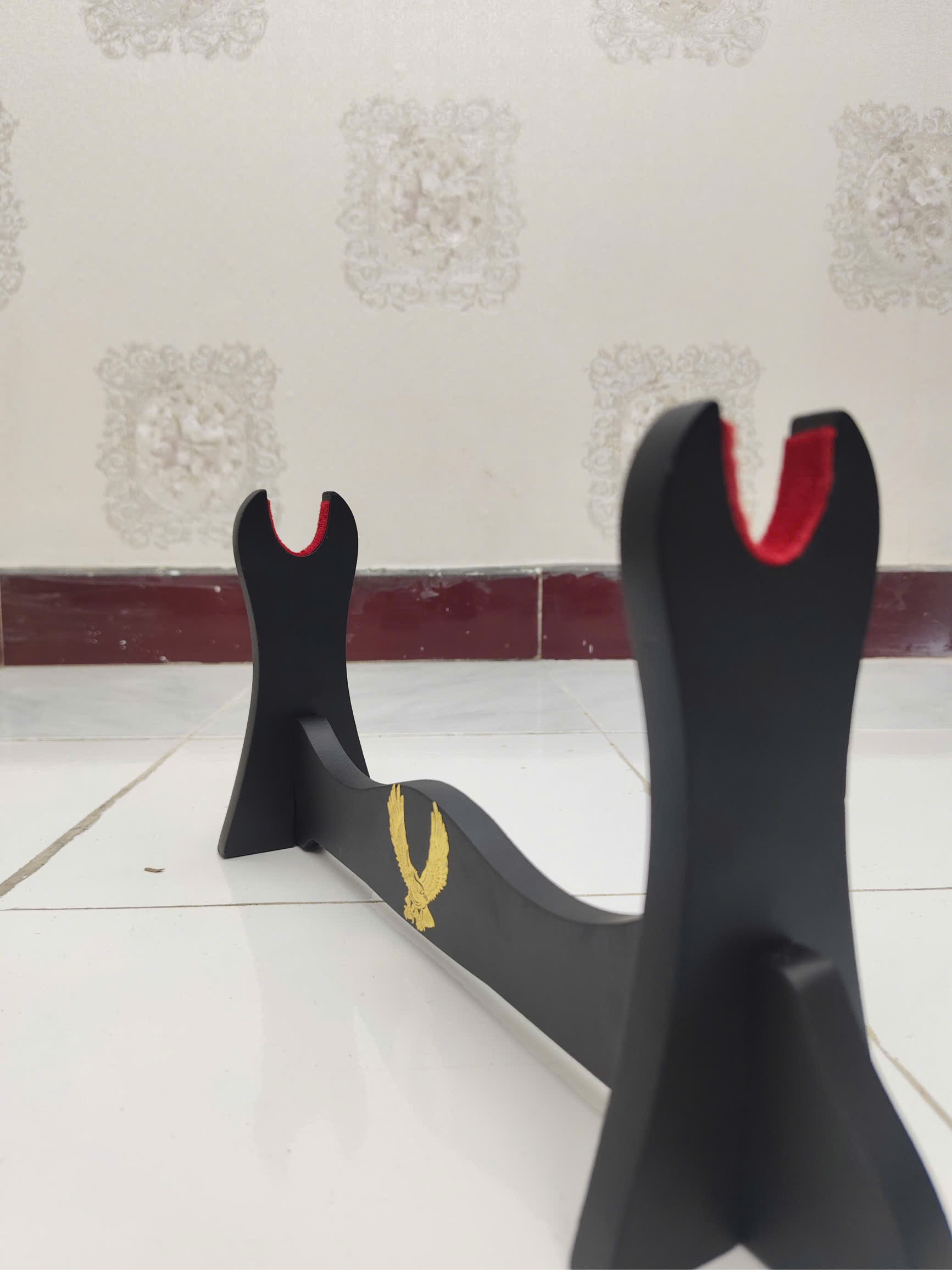 Giá Để Kiếm Gỗ Để Bàn Lót Nhung 2 Tầng Hình Đại Bàng Mạ Vàng