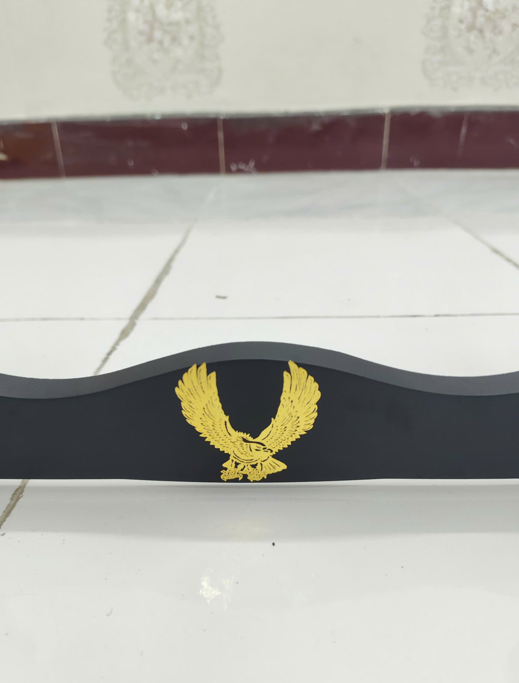 Giá Để Kiếm Gỗ Để Bàn Lót Nhung 2 Tầng Hình Đại Bàng Mạ Vàng