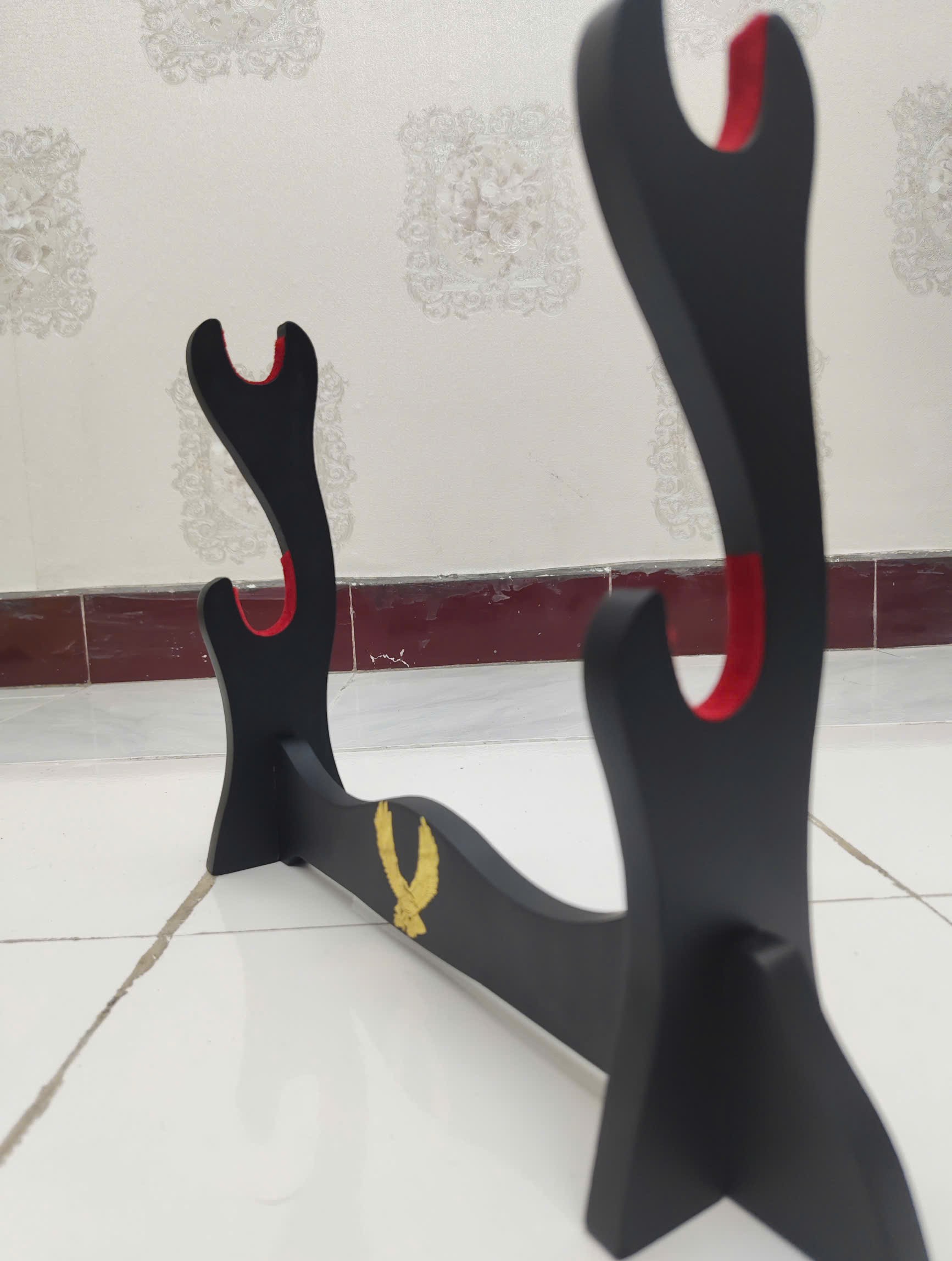 Giá Để Kiếm Gỗ Để Bàn Lót Nhung 3 Tầng Hình Đại Bàng Mạ Vàng