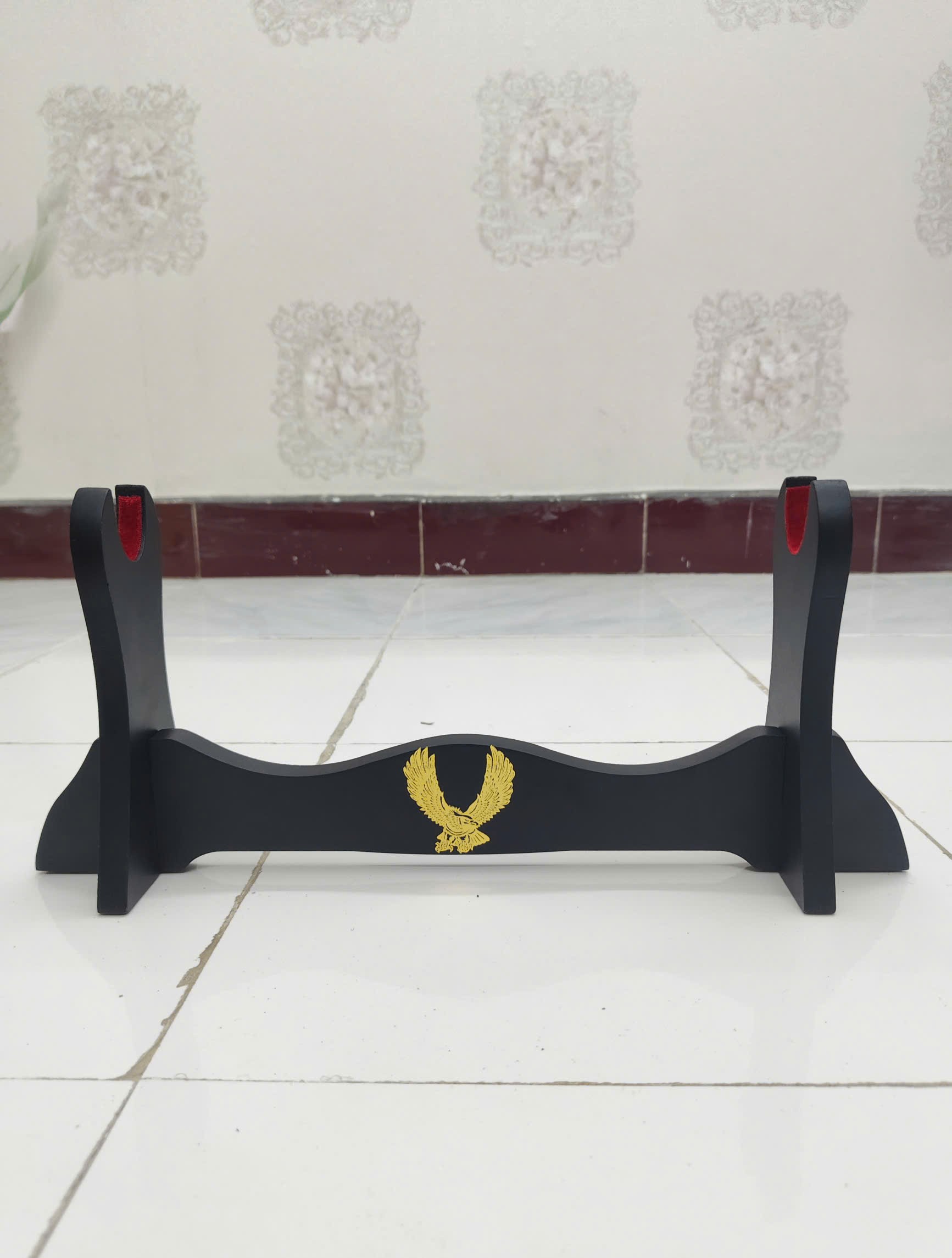 Giá Để Kiếm Gỗ Để Bàn Lót Nhung 3 Tầng Hình Đại Bàng Mạ Vàng