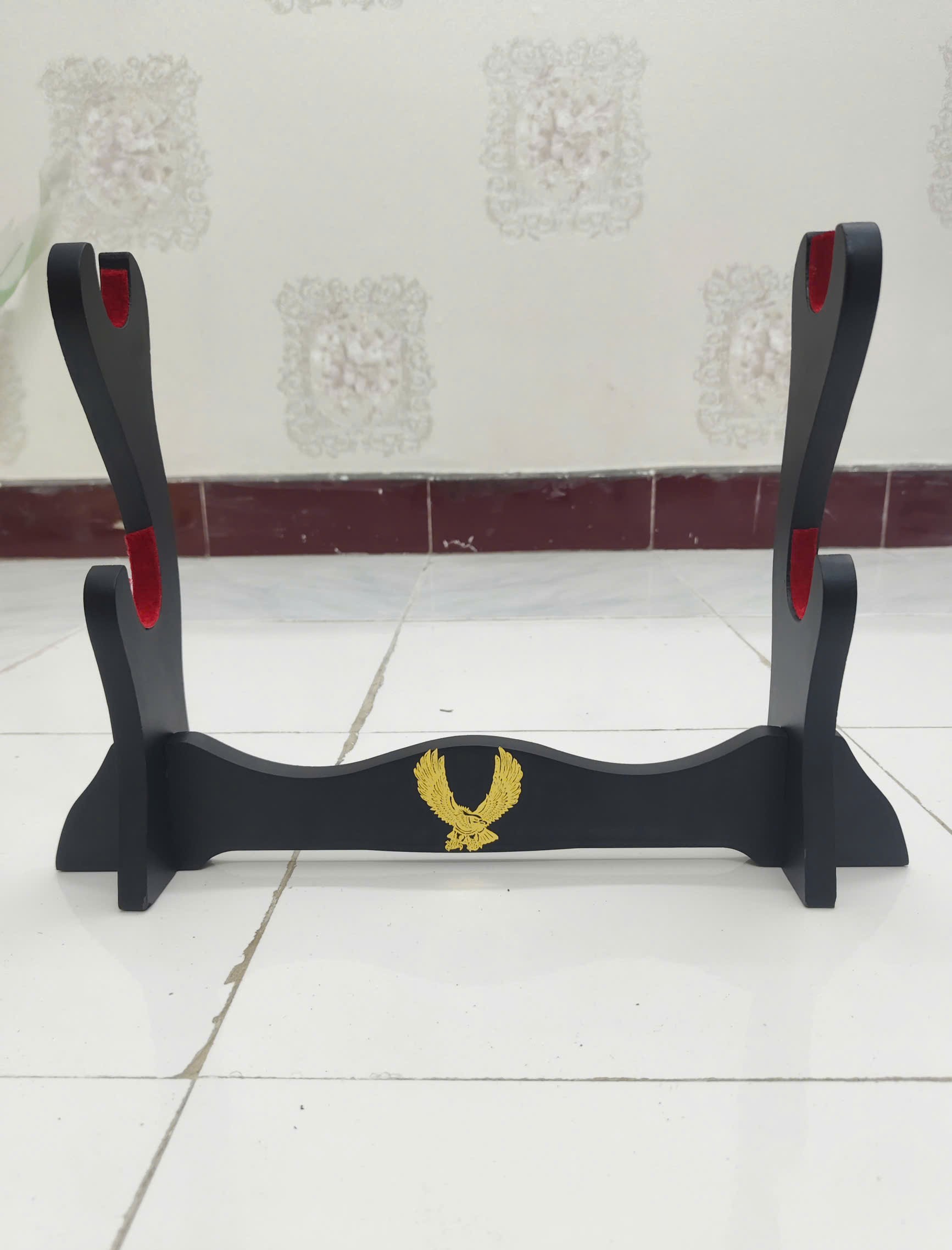 Giá Để Kiếm Gỗ Để Bàn Lót Nhung 4 Tầng Hình Đại Bàng Mạ Vàng