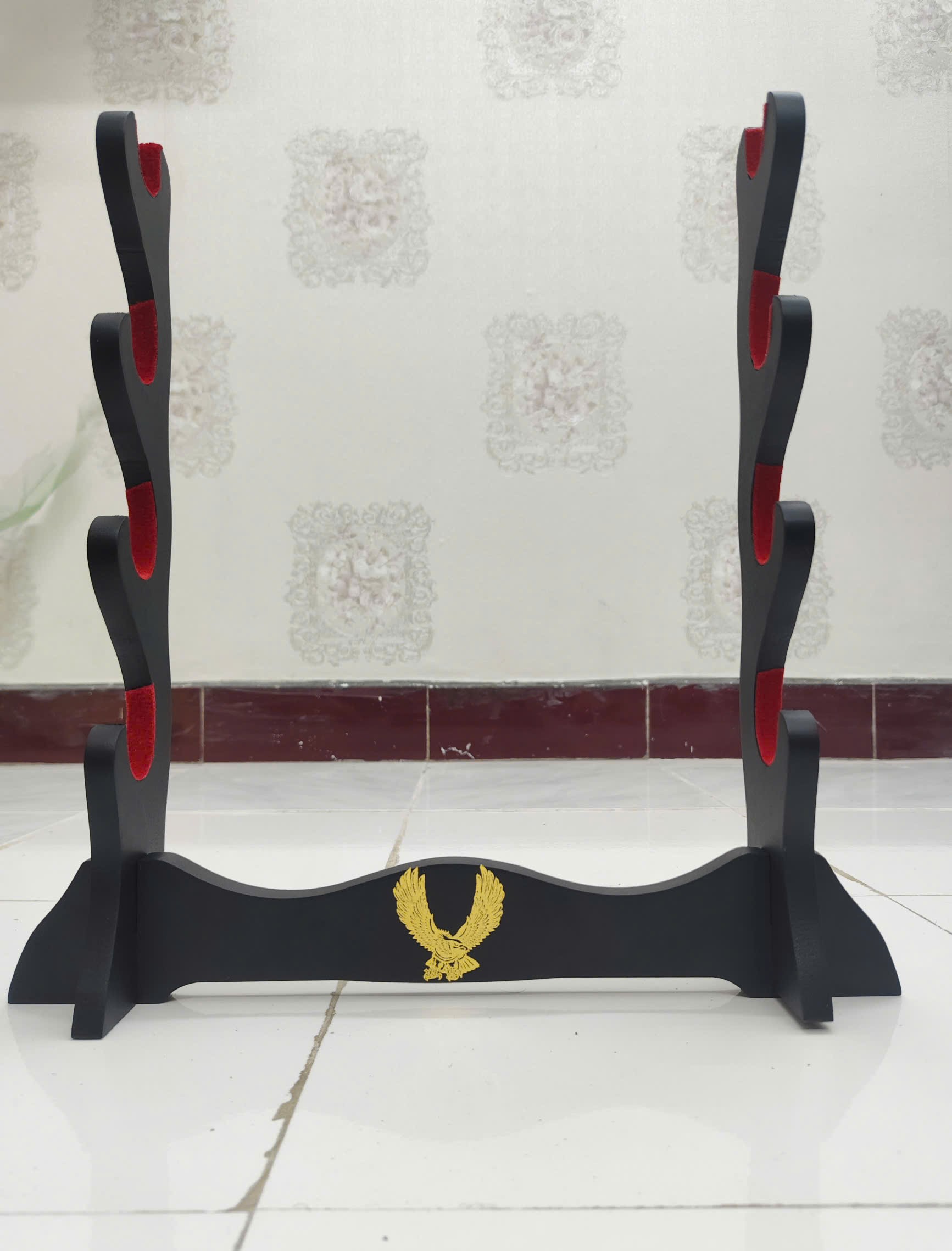 Giá Để Kiếm Gỗ Để Bàn Lót Nhung 4 Tầng Hình Đại Bàng Mạ Vàng