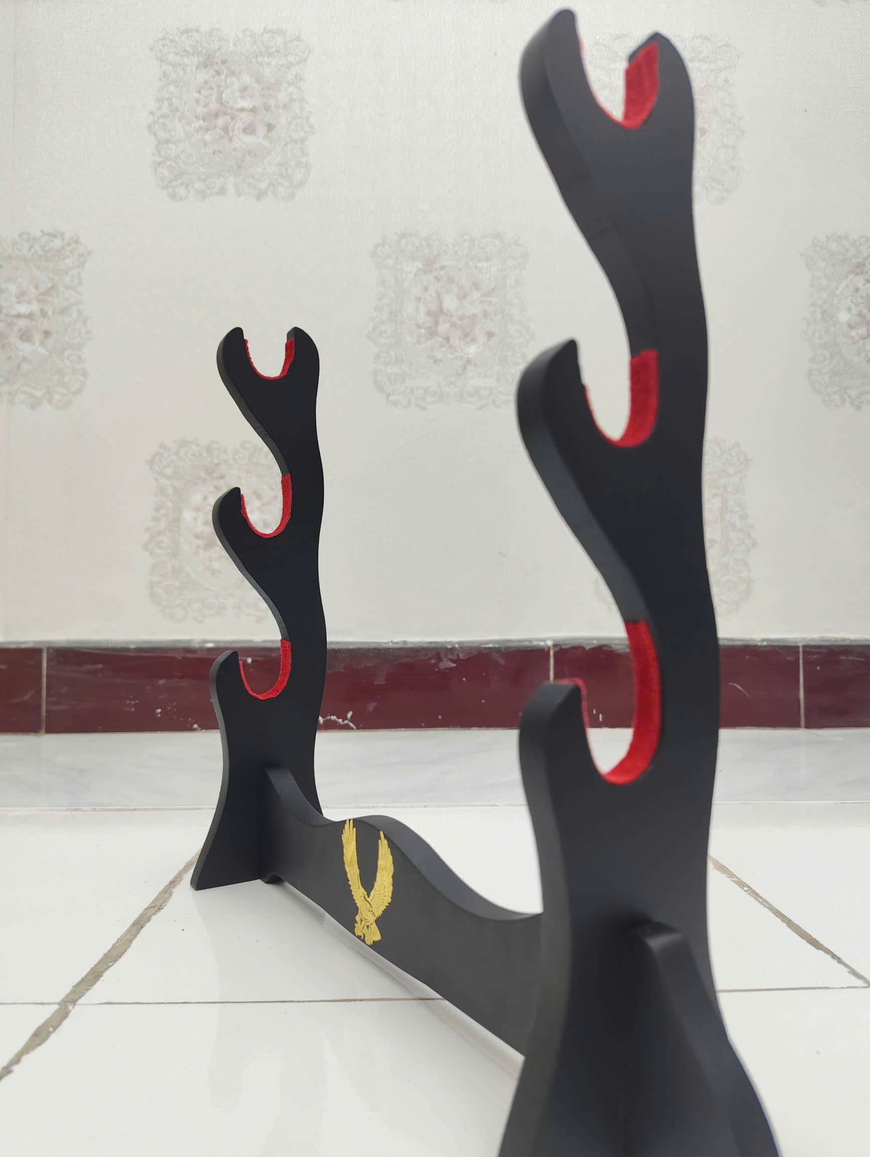 Giá Để Kiếm Gỗ Để Bàn Lót Nhung 4 Tầng Hình Đại Bàng Mạ Vàng